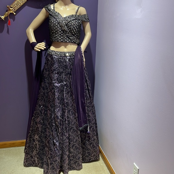 Beaded blouse with soft flowy Lehenga skirt - Picture 6 of 8